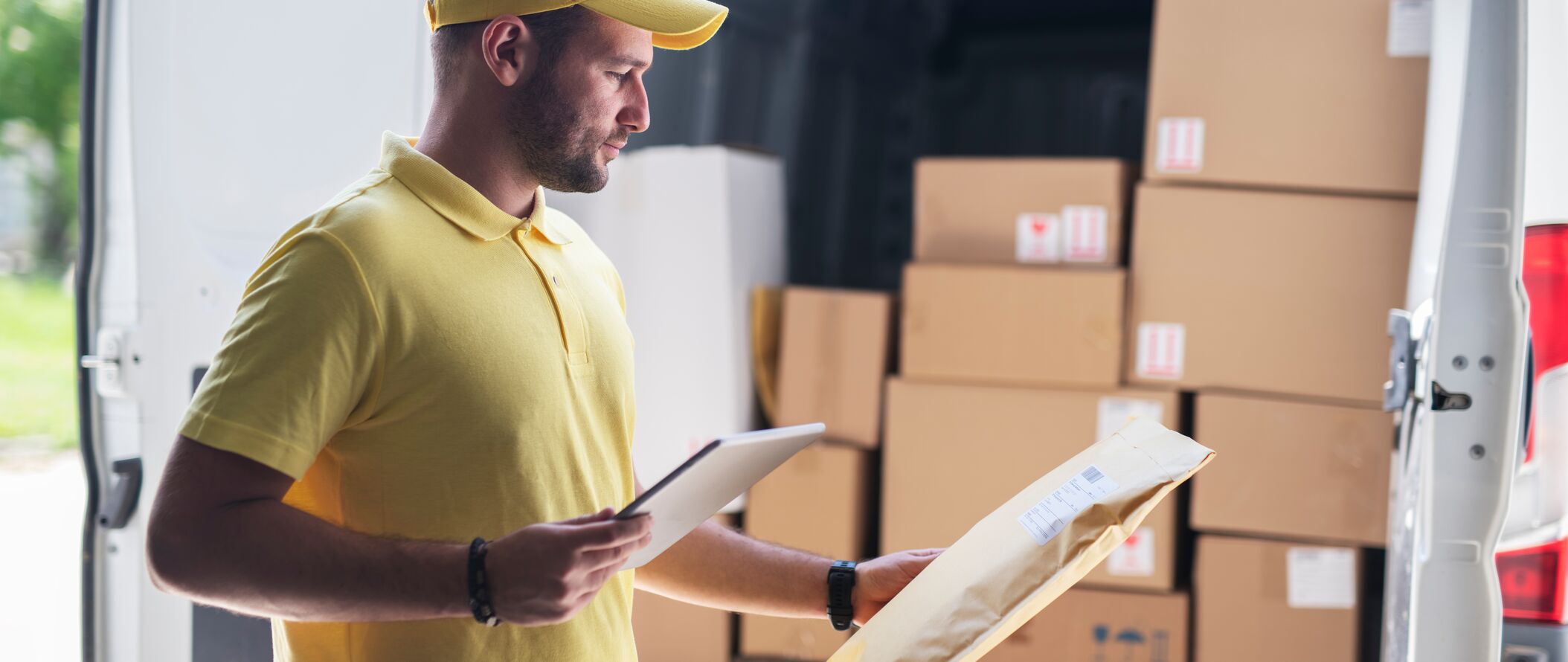 Banner-dist-delivery-man-checking-number-on-digital-tablet.jpg